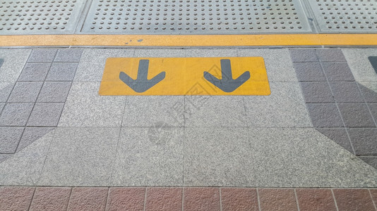 向前直的地铁列车等候区黑漆的黄色箭头符号火车等候区地铁小路图片