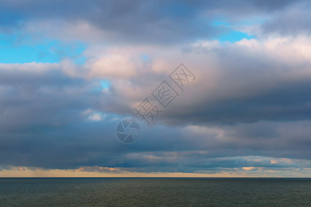 海浪上风暴浪岸上岸风暴喷蓝色的海岸图片