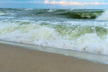 海滩上的浪花图片