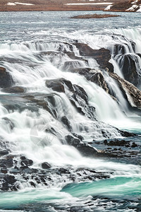 全景户外冰岛古佛斯瀑布及其绿水的特写冰岛古佛斯瀑布的特写游客图片