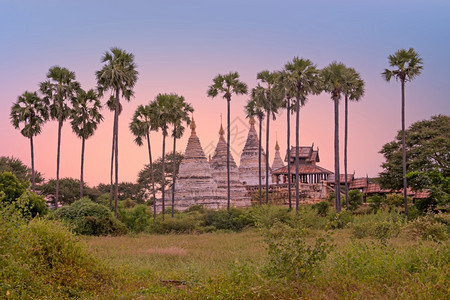 精神日落时缅甸巴甘Bagan农村古代塔台吸引力宝图片