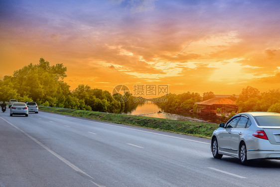 新的公路上驾驶汽车和日落背景旅行概念离开夏天图片