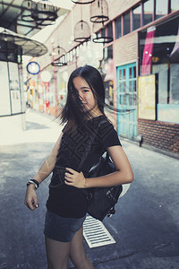 美丽的拥有学校背书快乐情绪旅行地点的亚洲青少年肖像女士图片