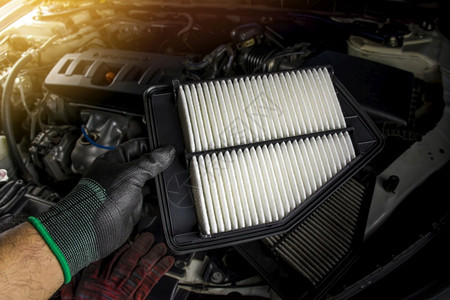 技术汽车空气过滤器在更换肮脏空气过滤器的机械师手中c车用空气过滤器为了发动机图片