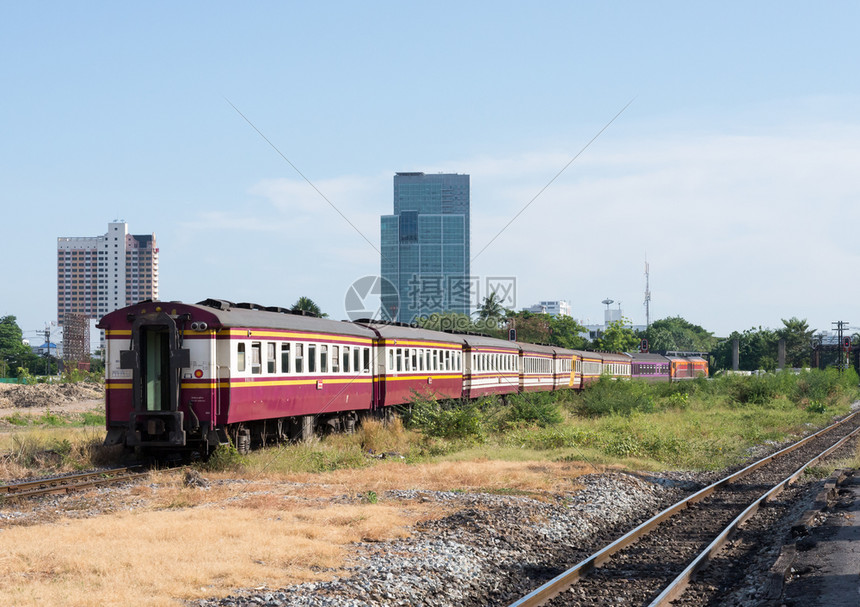 表示柴油机车皮快速火正离开泰国城市站驶离泰国的城市站图片