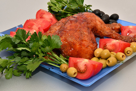 炸鸡大腿午餐吃新鲜绿菜油炸食物热的图片