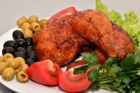 烧烤炸鸡大腿午餐吃新鲜绿菜棕色的健康图片
