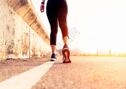 步行向路边的女子运动妇行进成人赛跑者图片