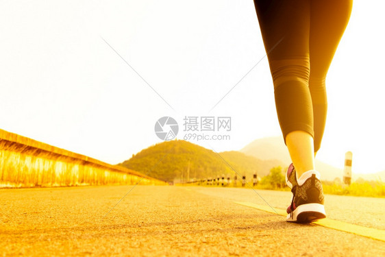 女士年轻的步向路边女子运动妇行进鞋图片