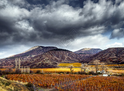 山地和天空背景下的秋水谷以及明亮的假期地平线图片