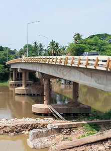 车跨越泰国农村河流的新水泥大桥立交路线图片