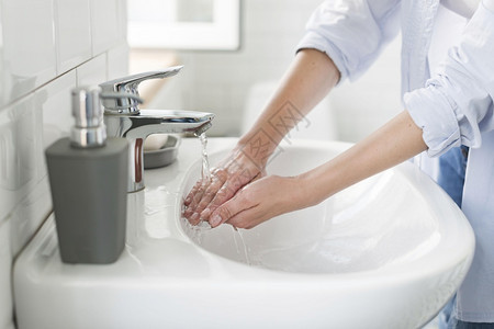 皮肤侧视女人用水洗手泡沫健康图片