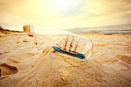 血管装在船瓶的子躺在海滩上苏文尼尔概念形象大自然在天堂里复古的爱好图片