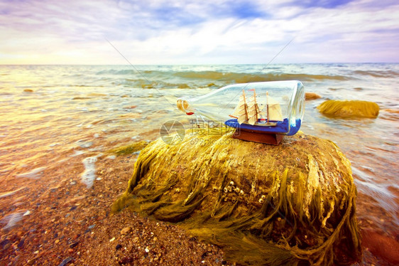 假期微型丰富多彩的装在船瓶子躺在海滩上苏文尼尔概念形象大自然在天堂里图片