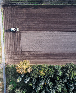 收成农民在秋天将一个长方形几何图案耕种到他的田地里自然农场图片