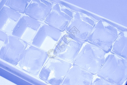 寒冷的蓝色背景中冰块堆叠霜透明图片