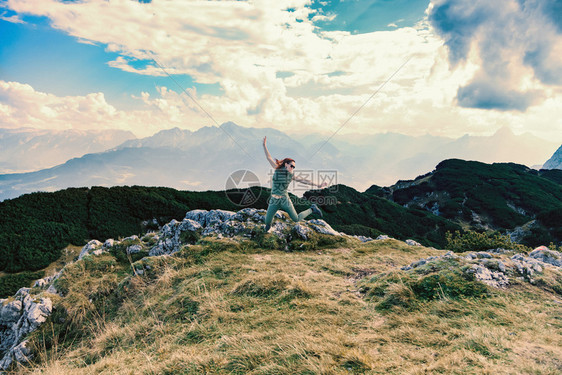 年轻的农村娱乐妇女在山上跳跃图片