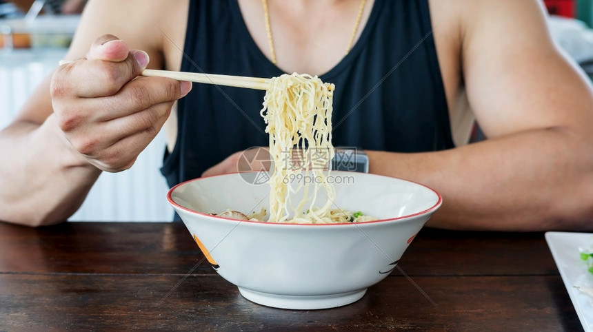 传统的美食一顿饭男人在堂里吃泰国面条图片