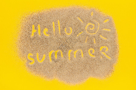有创造力的快乐文字你好夏天和太阳标志画在黄纸背景的沙子上创意顶视图概念假期文本你好夏天和太阳标志画在黄纸背景的沙子上创意顶视图概图片