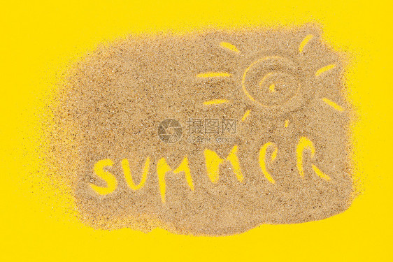 抽象的海滩季节在黄纸背景的沙子上绘制文字夏季和太阳标志创意顶视图概念假期在黄纸背景的沙子上绘制文字夏季和太阳标志图片
