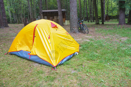 湖俄罗斯黄色露营帐篷森林地的旅游帐篷森林露营地的旅游帐篷黄色露营男人图片