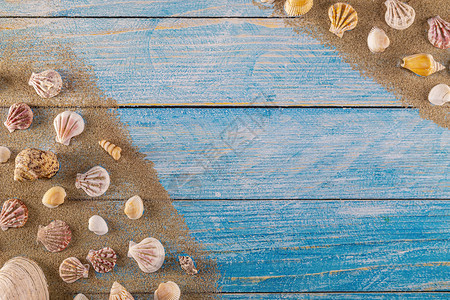 木板夏天海星季时间概念在蓝木背景和沙海壳框架的木本底海边界上使用壳进行上贝图片
