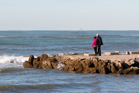 年长夫妇享受冬季海滨风景洋的考虑高级沉思蓝色图片