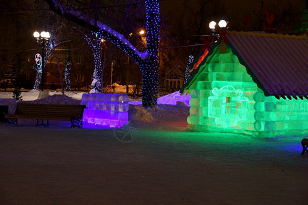 雪在城市公园新年树夏夜的童话故事中从儿童柯起的冰棚庆典喜图片
