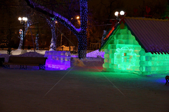 雪在城市公园新年树夏夜的童话故事中从儿童柯起的冰棚庆典喜图片