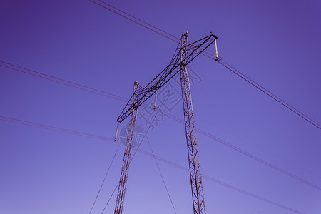 商业天空Lilac际电力和能源运输业背景的电线路力和能源运输业晚上图片