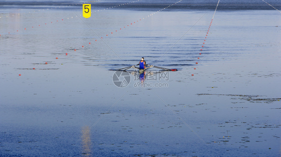 全体人员两个男在一艘运动船上在湖划户外比赛图片