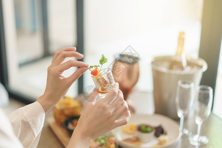 持有晚餐宴会女人在鸡尾酒派对上手握着不同的零食和开胃菜图片