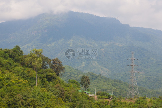 电缆结构体穿过森林树木的山岳横穿森林中的树木电气图片
