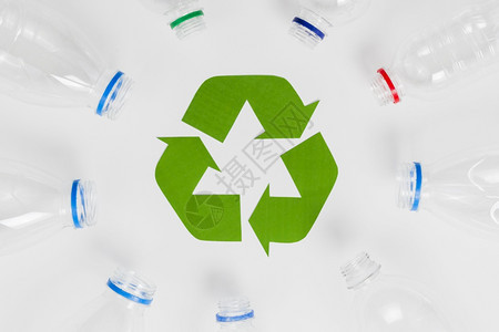 气候白色的拒绝循环回收图标周围的空塑料瓶图片