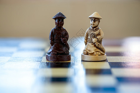 战略玩坐在棋盘上的黑白典当棋子特写镜头黑与白典当罗马尼亚图片