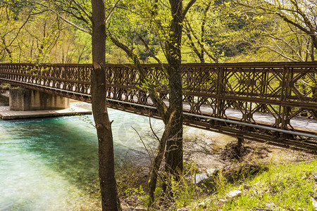 穿过木头一座横跨山区河流的金属桥一座横跨希腊埃夫里塔尼亚山区河流的金属桥森林图片