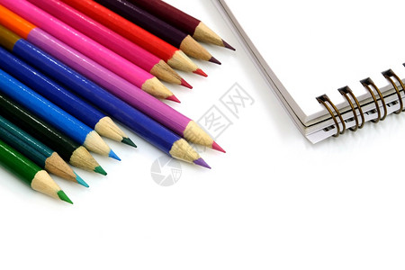 彩色铅笔和记事本图片