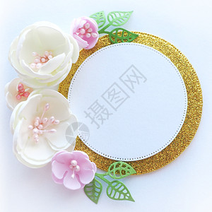 金圆边框中间有白圆的形环由花朵面罩和白背景隔开的花朵排列成束春天陷害金的图片