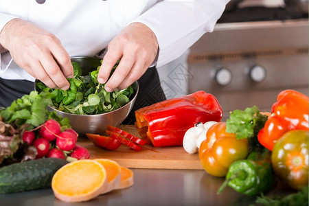 美食厨房师切开新鲜和美味的菜做饭绿色图片