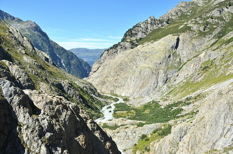 阿尔卑斯山来自瑞士特里夫冰川的山河流清除岭图片