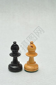 塑像力量白色和黑的主教象棋典当图片