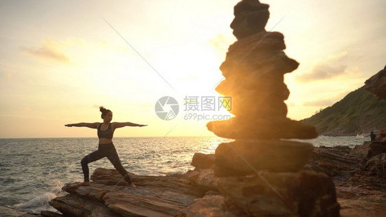 活力禅日落时在海滨做运动的瑜伽女太阳月光摆姿势图片