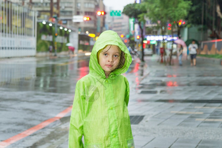 带上小雨衣再进来图片