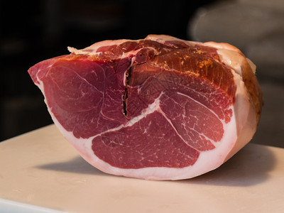 猪肉叶子RawPorkLeg白桌意大利汉姆餐厅图片