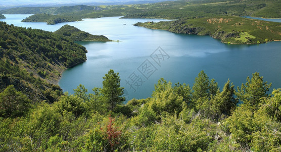自然西班牙马德里阿塔扎尔水库社区湖夏天图片