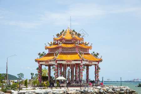 白天在近岸海边的洋天空水船景图片