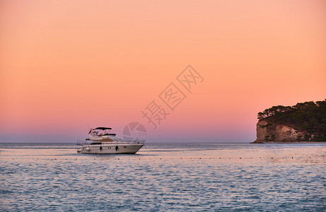 夕阳行驶在海面的游船图片