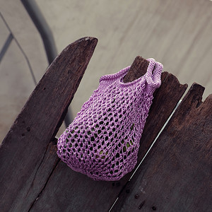 木制的手工袋上市用紫色纱线编的手袋织为母亲或在白天赠送礼物的业余休闲配件手工制作的图片