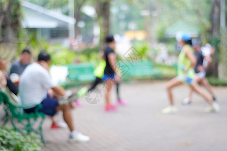 夏天竞技草模糊的人和自然模糊的人出现在公园的自然背景运动健康的生活方式福利笑声图片