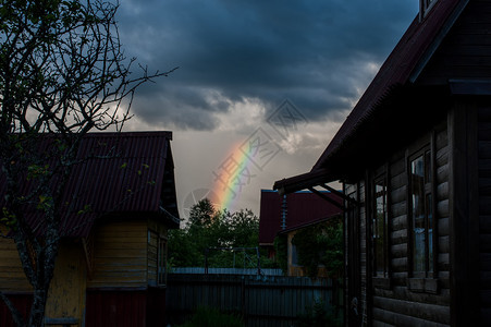 暴风雨之后的夜空彩虹暴风雨之后的天空彩虹晚上绿色天气图片